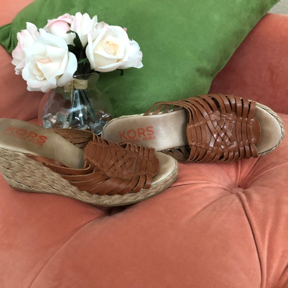 MICHAEL KORS COMFY LEATHER WEDGES - Picture 2 of 8